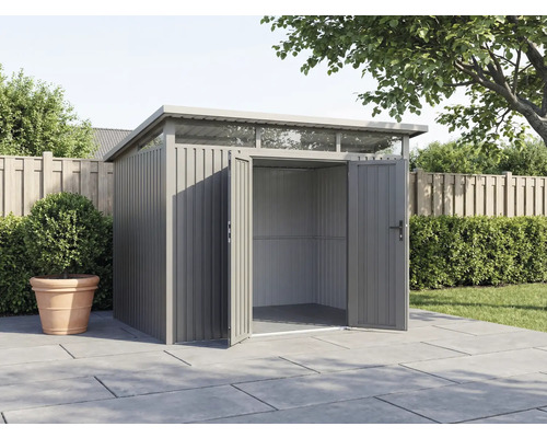 Abri de jardin en métal avec portes doubles ouvertes dans le jardin