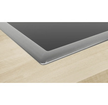 Detailansicht eines Kochfelds mit Edelstahlrahmen