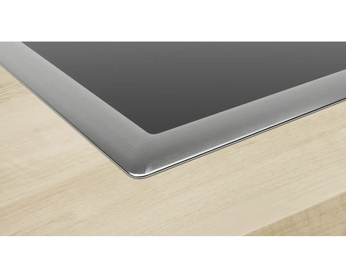 Detailansicht eines Kochfelds mit Edelstahlrahmen