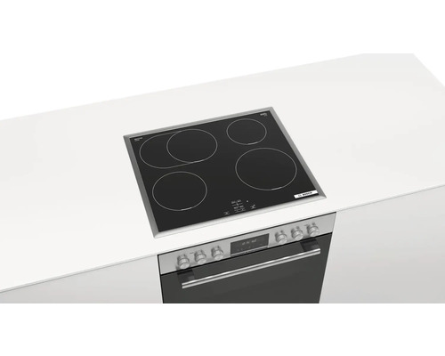 Induktionskochfeld mit vier Kochzonen in einer modernen Küche