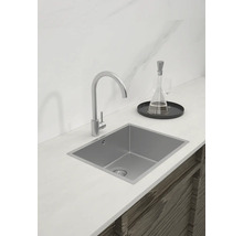 Spüle mit Wasserhahn auf einer Küchentheke