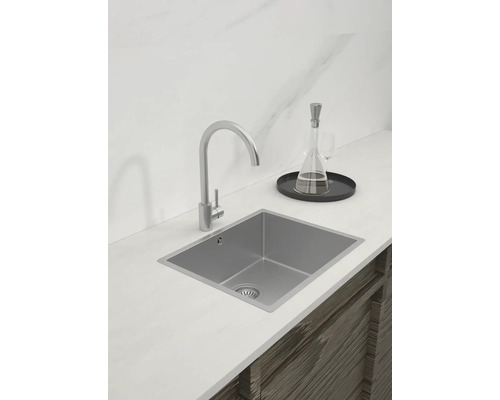 Spüle mit Wasserhahn auf einer Küchentheke
