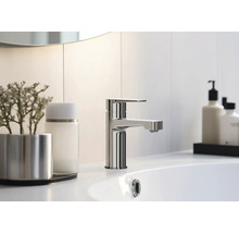 Modernes Badezimmer mit einem Waschbecken und einer Armatur aus Metall.