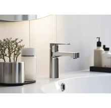 Waschtischarmatur aus Metall auf einem Waschbecken im Badezimmer