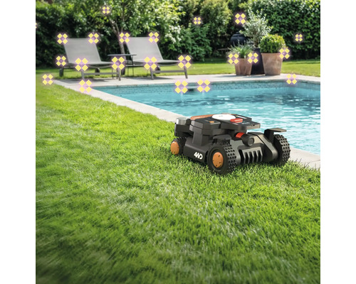 Scène avec un robot tondeuse à gazon à côté d'une piscine, entourée de meubles de jardin et de plantes.
