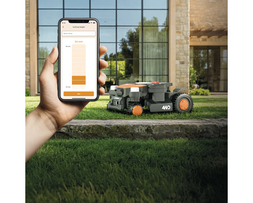 Robot tondeuse en fonctionnement, contrôlé via une application smartphone pour régler la hauteur de coupe