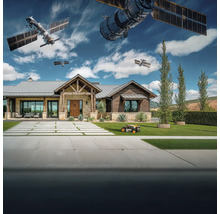 Maison moderne avec robot tondeuse et satellites dans le ciel