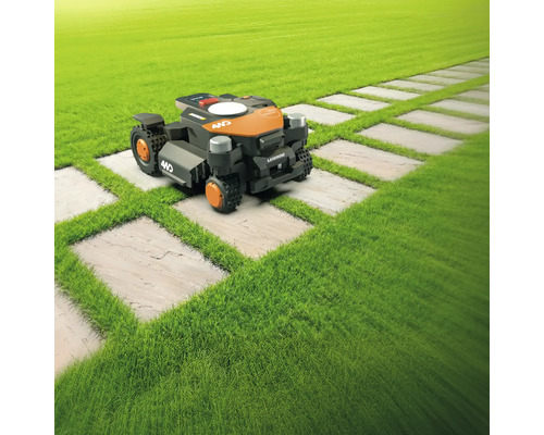 Une tondeuse à gazon robotisée sur une pelouse