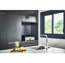 Cuisine moderne avec armoires, fenêtre et gril de table