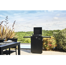 Grill à gaz sur une terrasse avec table et chaises