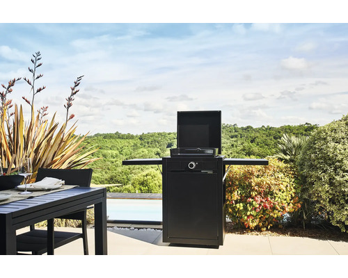 Grill à gaz sur une terrasse avec table et chaises