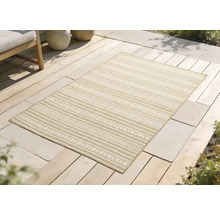 Tapis rectangulaire avec motif rayé sur une terrasse