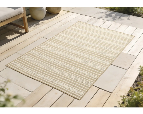 Tapis rectangulaire avec motif rayé sur une terrasse