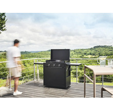 Grillstation mit Grillplatte und Seitentischen auf einer Terrasse mit Blick auf die Landschaft