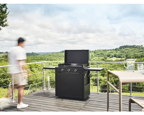 Grillstation mit Grillplatte und Seitentischen auf einer Terrasse mit Blick auf die Landschaft