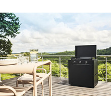 Aussenbereich mit Gasgrill, Tisch und Stühlen auf einer Terrasse