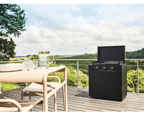 Aussenbereich mit Gasgrill, Tisch und Stühlen auf einer Terrasse