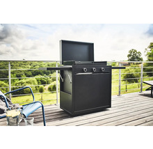 Schwarzer Gasgrill mit geöffnetem Deckel auf einer Holzterrasse