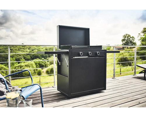 Schwarzer Gasgrill mit geöffnetem Deckel auf einer Holzterrasse