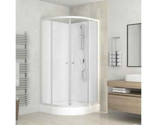 Cabine de douche d'angle avec portes coulissantes dans une salle de bain lumineuse