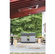 Aussenküche mit Grill unter überdachter Terrasse