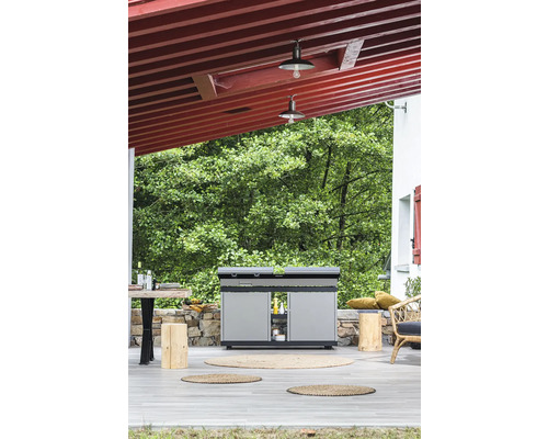 Aussenküche mit Grill unter überdachter Terrasse