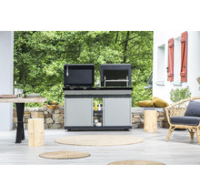 Grillküche auf einer Terrasse mit Grill, Spüle, Tisch und Sitzgelegenheiten