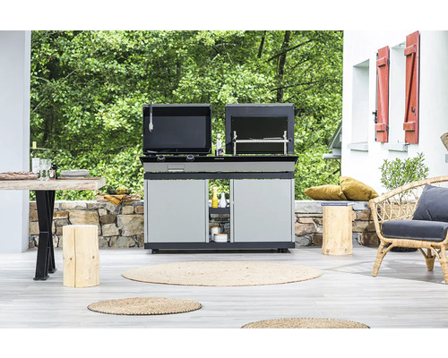 Grillküche auf einer Terrasse mit Grill, Spüle, Tisch und Sitzgelegenheiten