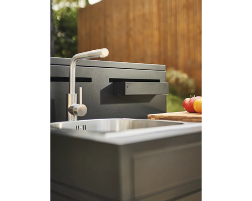 Aussenküchenspüle mit Wasserhahn und Schneidebrett