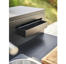 Detailaufnahme eines schwarzen Grillwagens mit Zubehör