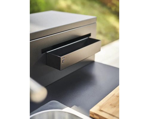 Detailaufnahme eines schwarzen Grillwagens mit Zubehör