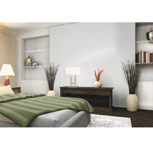 Schlafzimmer mit Bett, Nachttisch, Lampe, Kommode und Dekoration