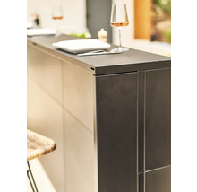 Îlot de cuisine avec assiette et verre à vin