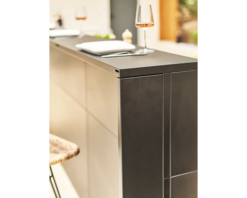 Îlot de cuisine avec assiette et verre à vin