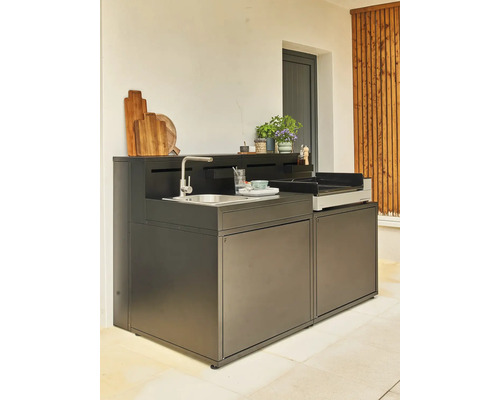 Cuisine extérieure avec évier, robinet et plaque de cuisson