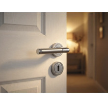 Porte ouverte avec garniture de poignée de porte