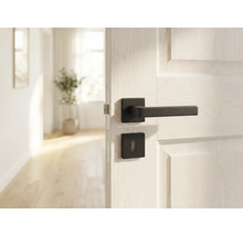 Vue intérieure d'une porte ouverte avec poignée de porte noire