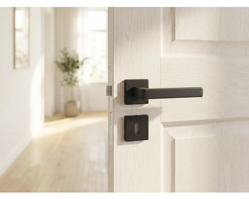 Vue intérieure d'une porte ouverte avec poignée de porte noire