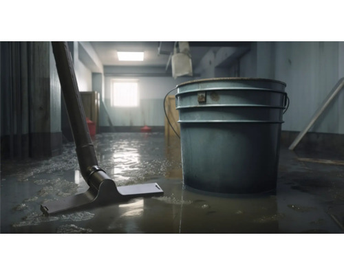 Scène avec dégâts d'eau, seau et raclette sur sol inondé.