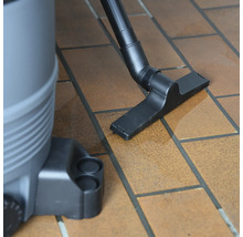 Aspirateur eau et poussière avec embout pour sol sur carrelage