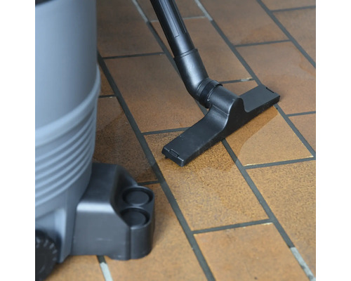 Aspirateur eau et poussière avec embout pour sol sur carrelage