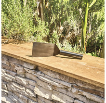 Grillwender aus Metall mit Holzgriff