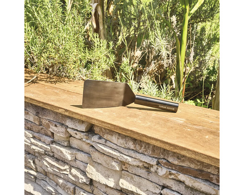 Grillwender aus Metall mit Holzgriff