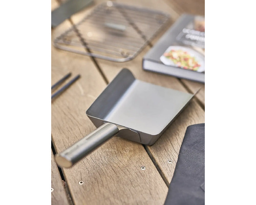 Grillschaufel aus Metall auf Holztisch
