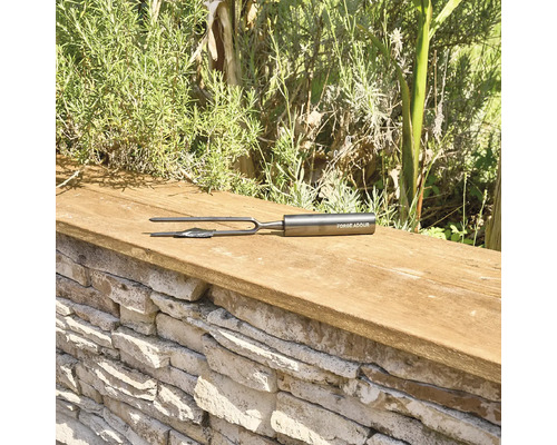 Forge Adour Fleischgabel auf einer Mauer