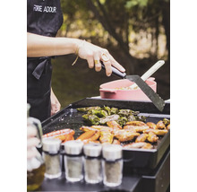 Eine Person grillt Paprika und Fleisch auf einem Grill im Freien.