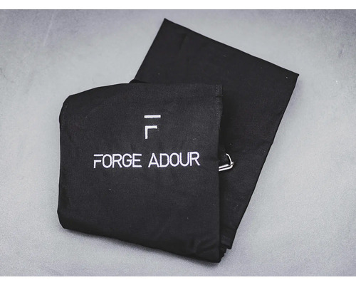 Zwei schwarze Stoffbeutel mit dem Forge Adour Logo.