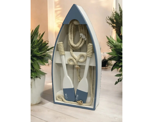 Bateau décoratif en bois avec rames et corde comme décoration maritime