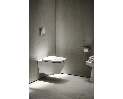 Modernes Badezimmer mit wandhängendem WC und Spültaste