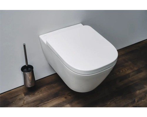 Wandhängendes WC mit Toilettenbürste